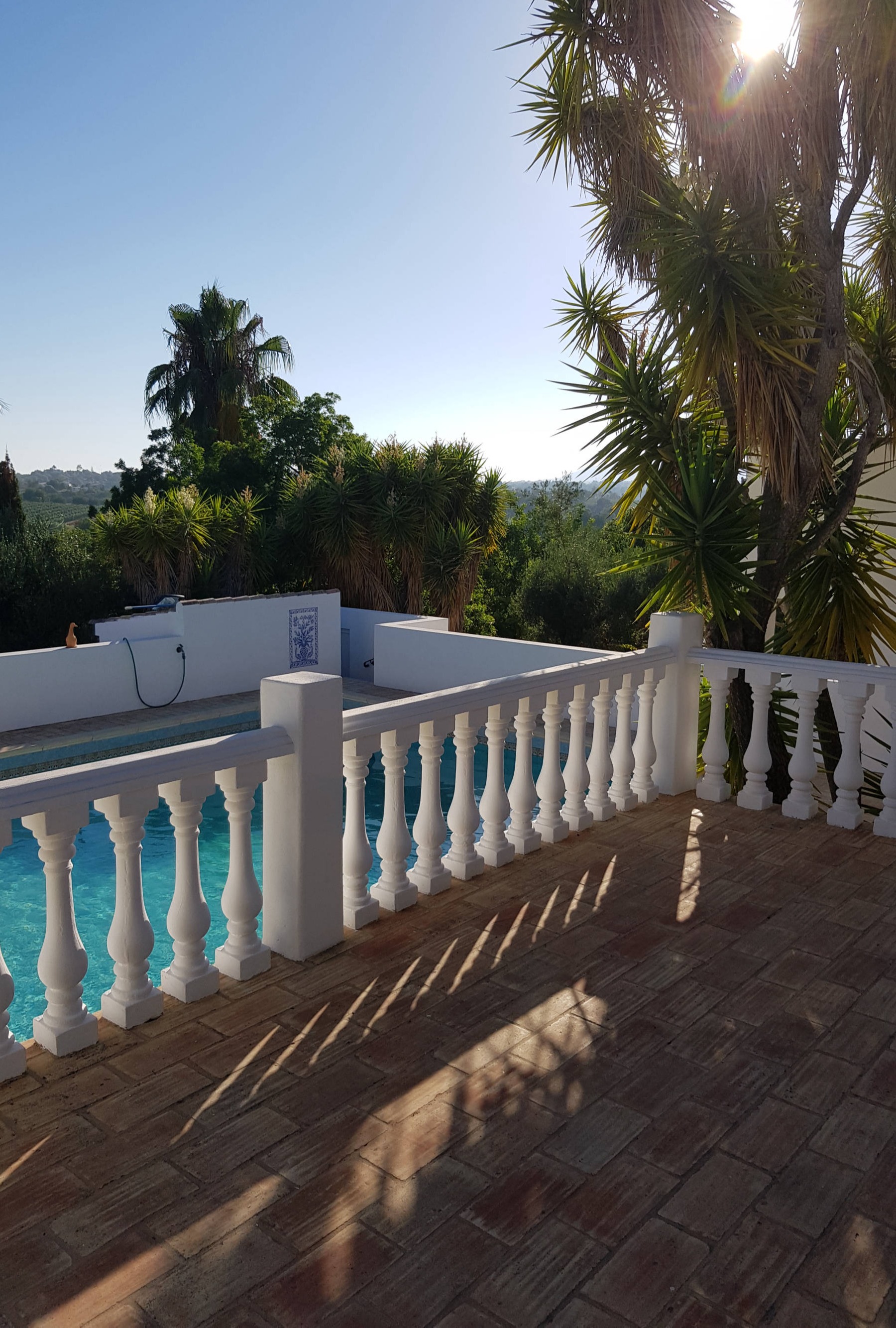 Terrasse mit Sicht auf Swimming Pool